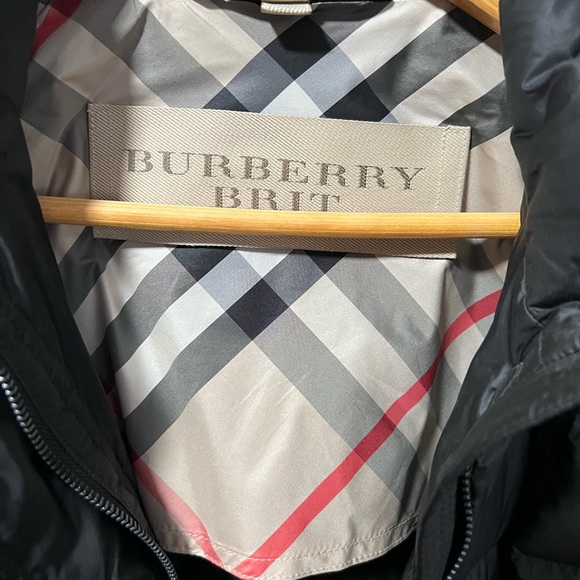 Like New condition Burberry puff jacket size Medium - Picture 6 of 6